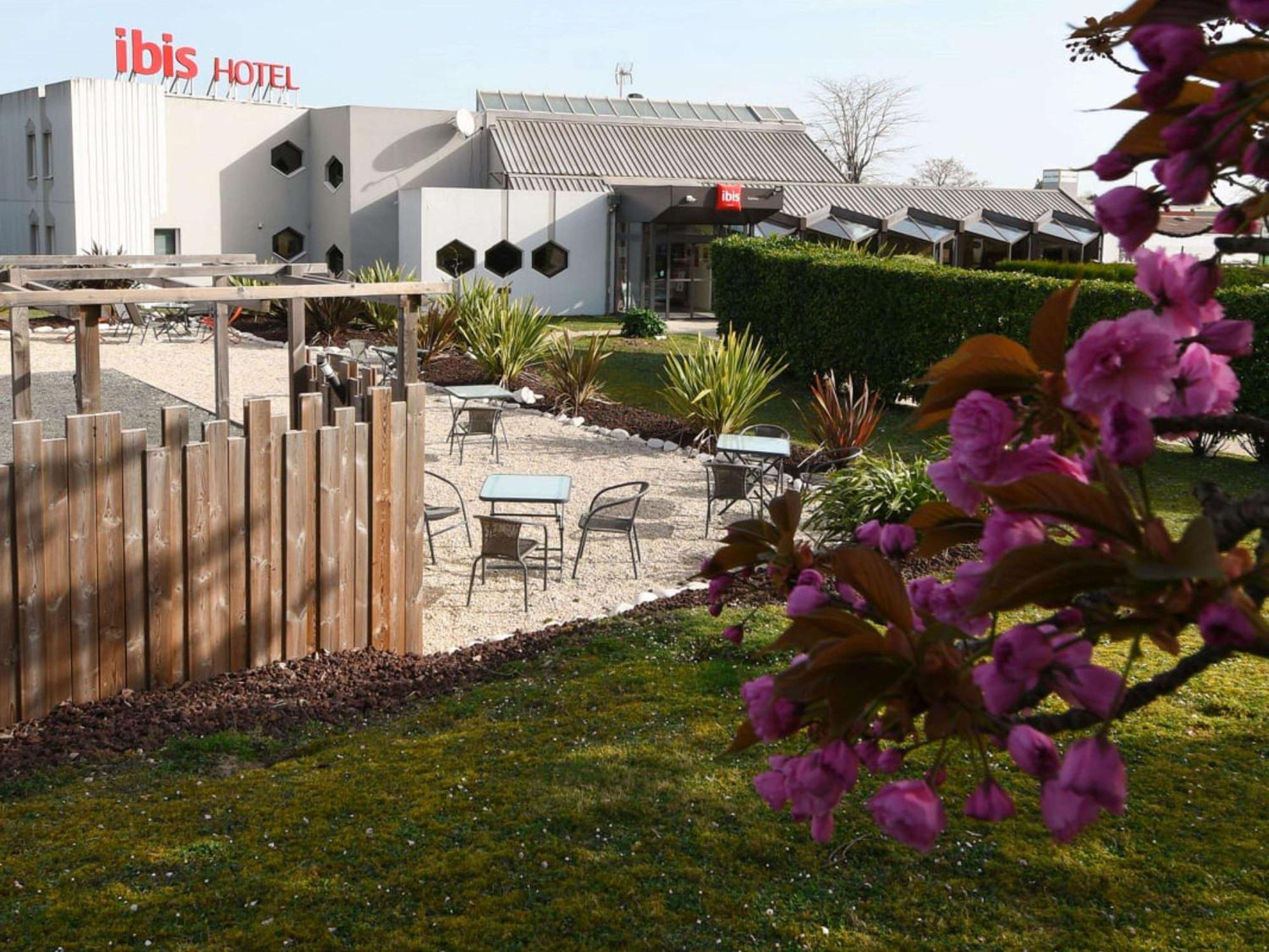 Hotel Ibis Saintes Exterior foto