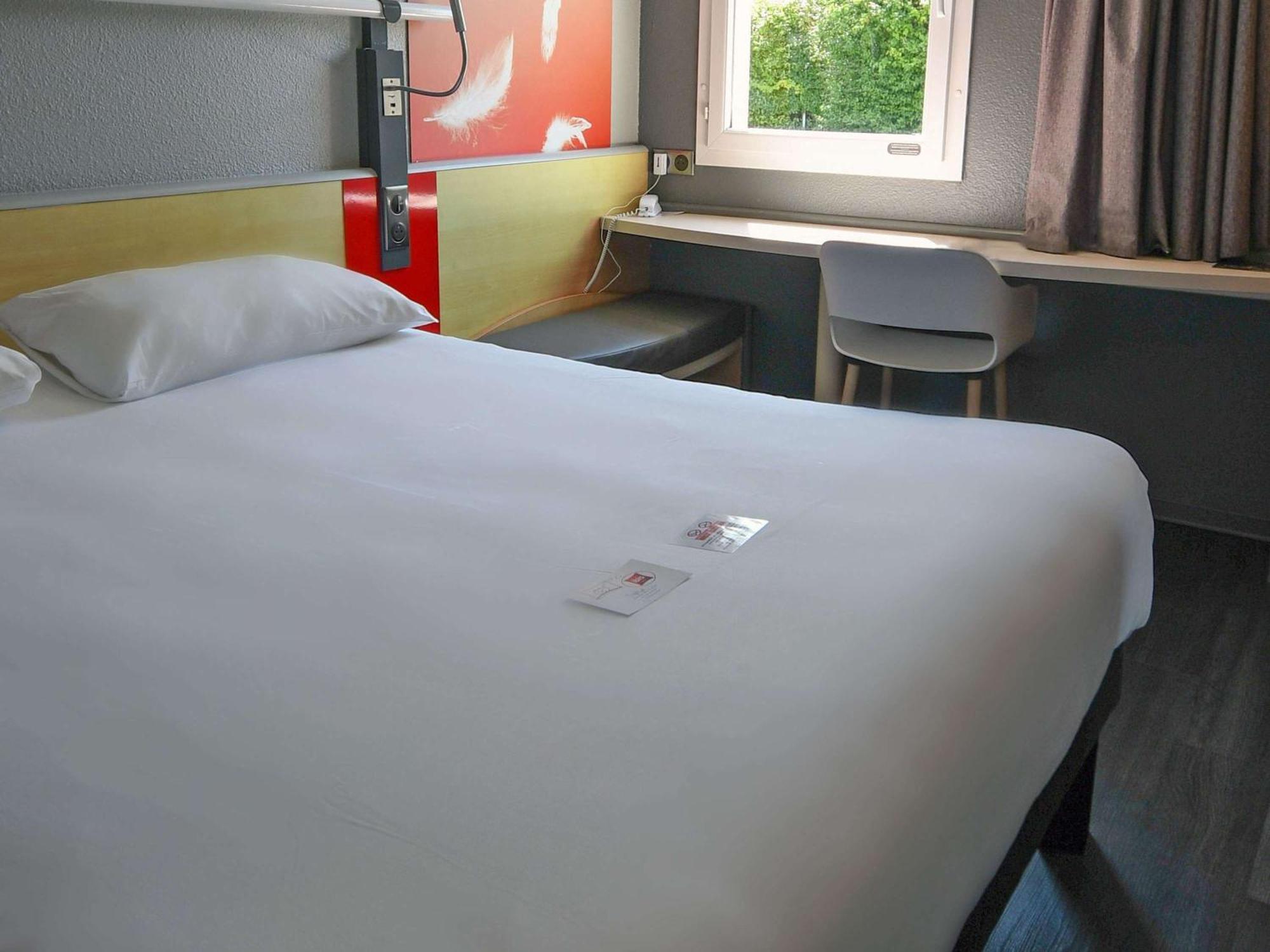 Hotel Ibis Saintes Exterior foto