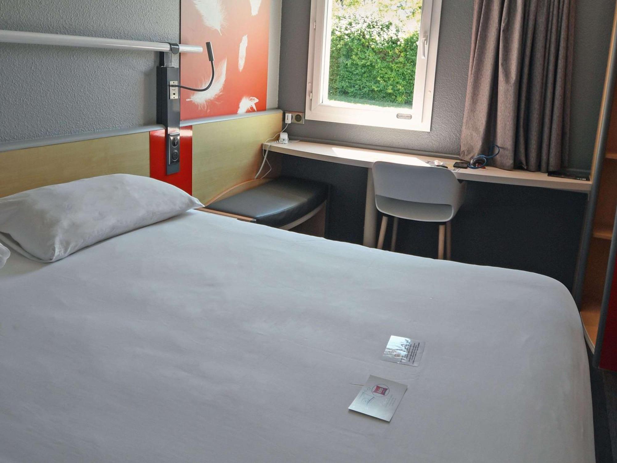 Hotel Ibis Saintes Exterior foto