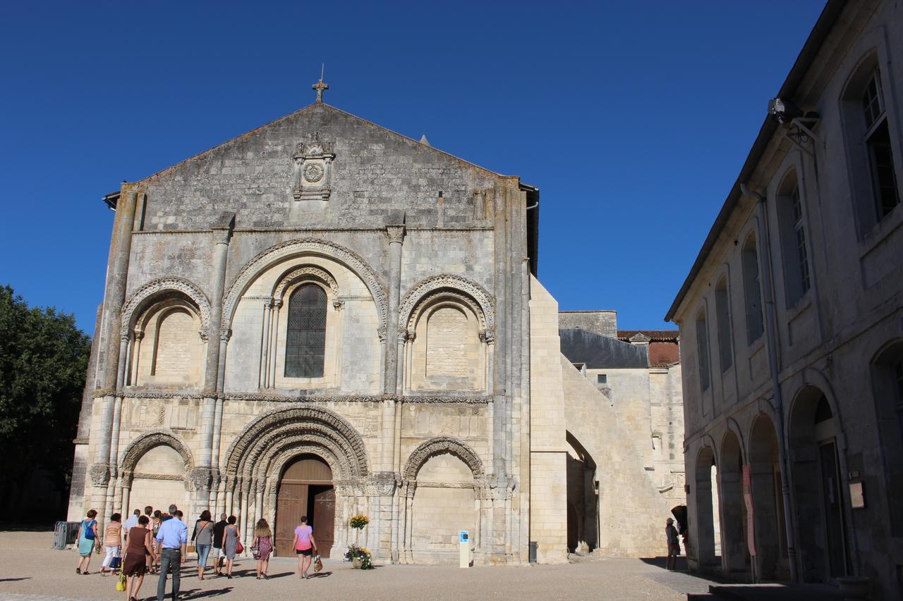 Hotel Ibis Saintes Exterior foto